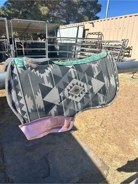 Impact gel saddle pad barrel cut